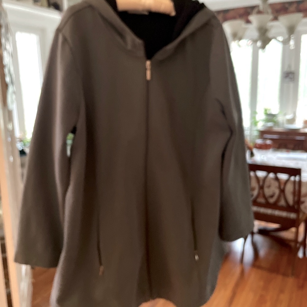 Beautiful, classy, Comfortable, women’s gray coat. This is a D & CO active brand